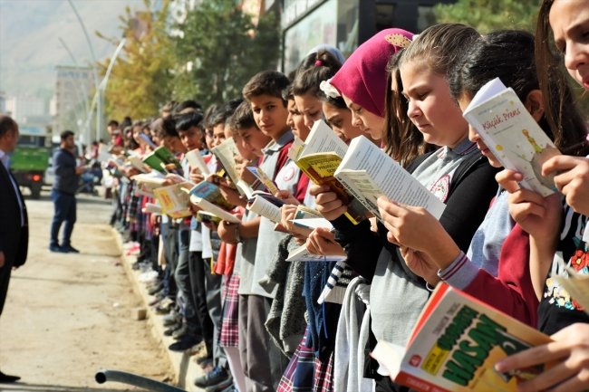 Muş'ta 10 bin öğrenci kaldırımda 3 saat kitap okudu